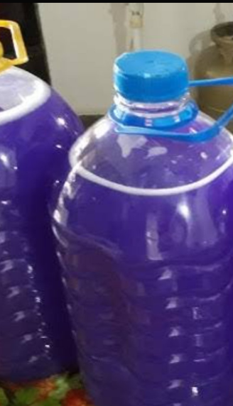 Galões de desinfetante caseiro roxo